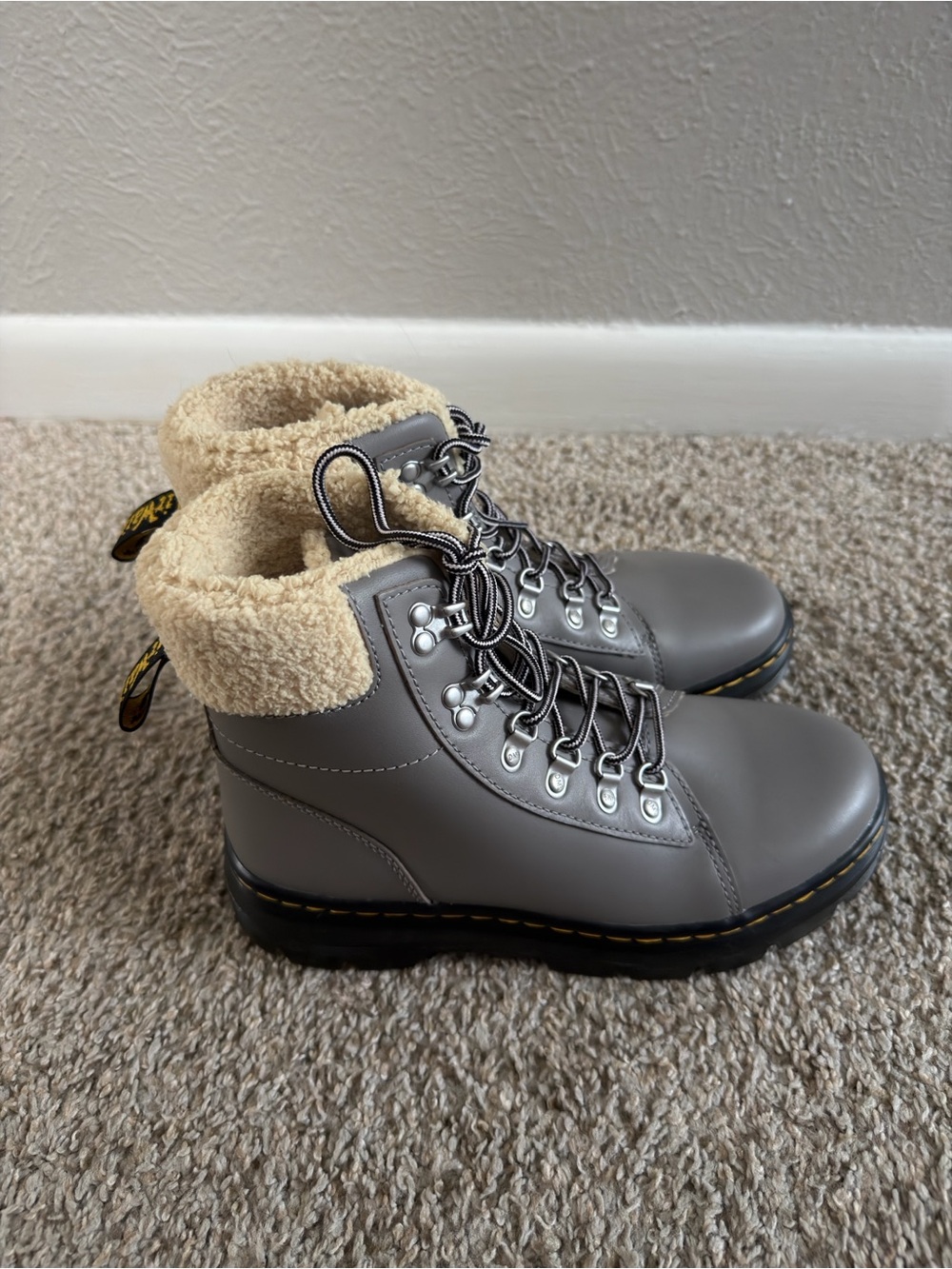 NWOT Dr. Martens Combs Women’s Faux Fur Lined Boots